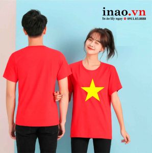 Áo cờ đỏ in ngôi sao vàng trên mặt trước áo