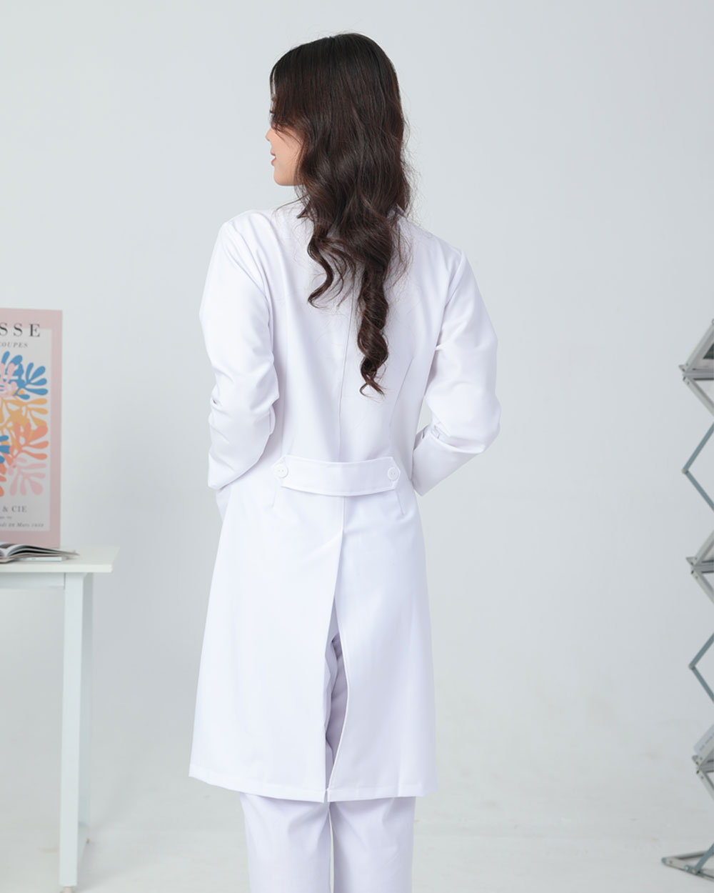 Đồng phục blouse y tế trắng dài tay có đai sau lưng