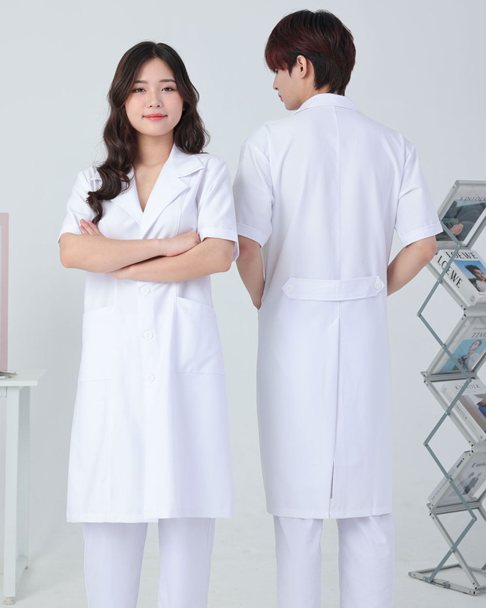 Đồng phục blouse y tế trắng ngắn tay - thanh lịch, chuyên nghiệp