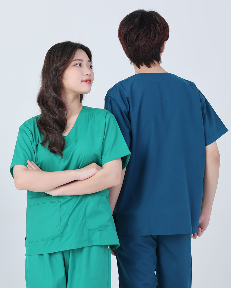 Mẫu đồng phục scrub y tế phối màu xanh ngọc – xanh navy mang đến phong cách hiện đại, chuyên nghiệp và dễ nhận diện trong môi trường y khoa.