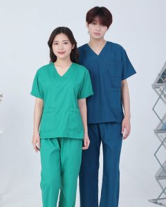 Mẫu đồng phục scrub y tế phối màu xanh ngọc – xanh navy mang đến phong cách hiện đại, chuyên nghiệp và dễ nhận diện trong môi trường y khoa.