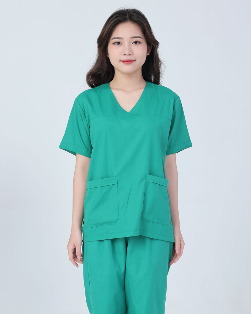 Mẫu đồng phục scrub y tế phối màu xanh ngọc – xanh navy mang đến phong cách hiện đại, chuyên nghiệp và dễ nhận diện trong môi trường y khoa.