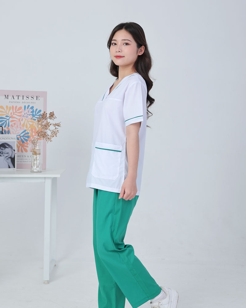 Đồng phục scrub y tế trắng phối viền xanh lá - xanh dương