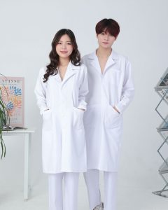 Đồng phục blouse y tế trắng dài tay có đai sau lưng