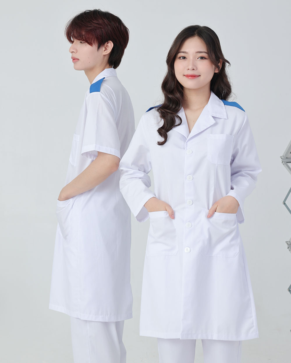 Đồng phục y tế trắng phối vai xanh