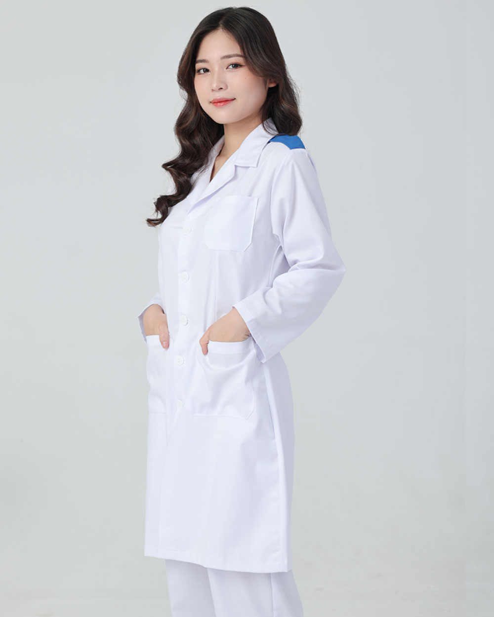 Đồng phục y tế trắng phối vai xanh