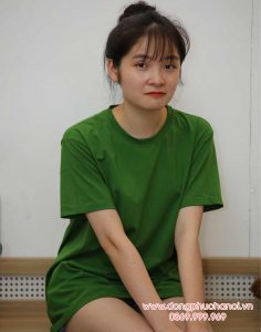 May áo phông cổ tròn màu xanh lá cây