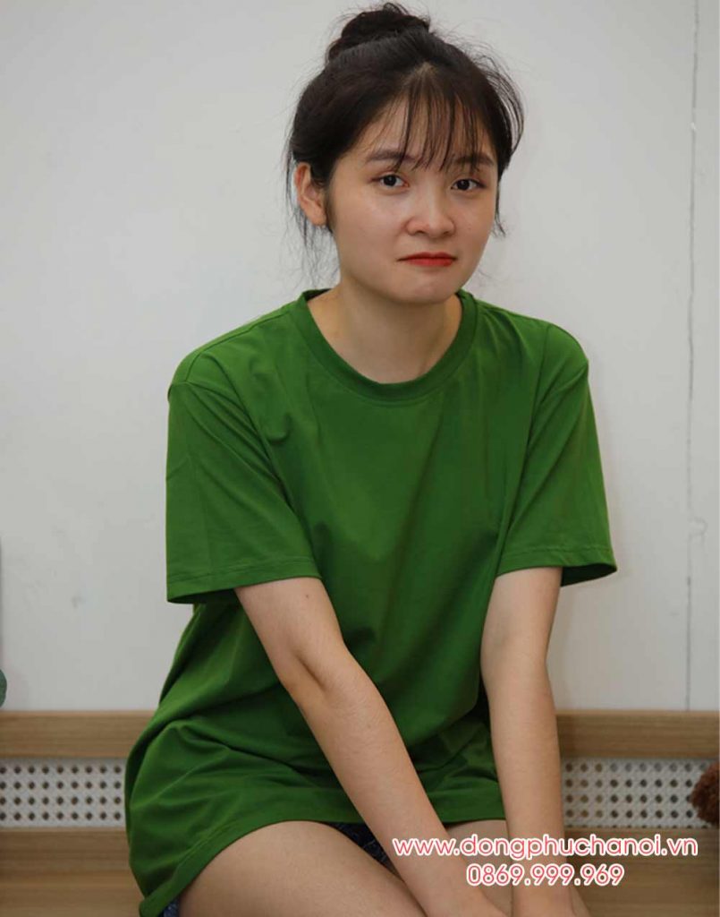 May áo phông cổ tròn màu xanh lá cây